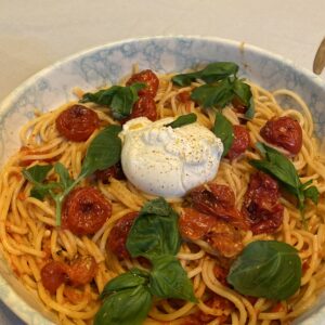 Pasta met tomaat en burrata